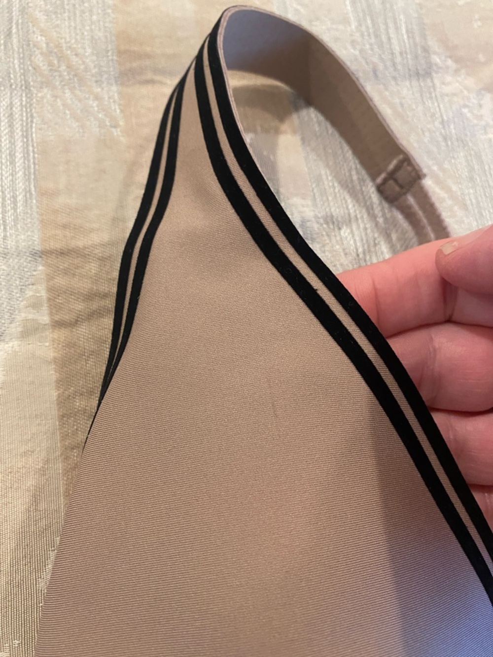 ALO Yoga Sports Bra with Black Trim and Striped Band

Size XS - Picture 5 of 5